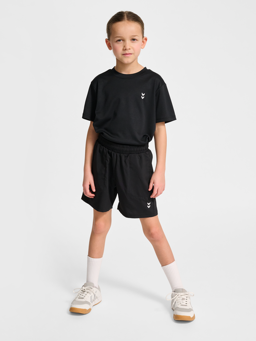 hmlJR PULSE WORKOUT SHORTS, BLACK, model