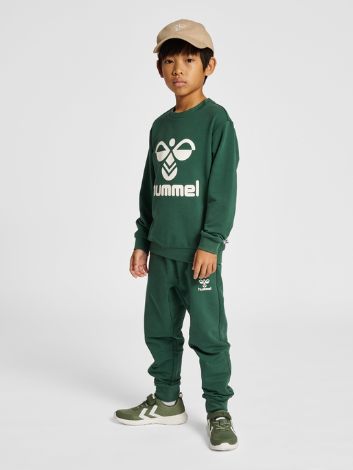 hmlDOS SWEATSHIRT, PINENEEDLE, model