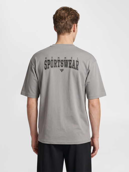 hmlHIIT LOOSE T-SHIRT S/S, SHARKSKIN, model
