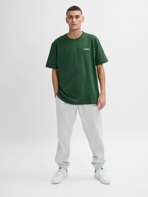 hmlFELIX LOOSE TEE, DARK GREEN, model