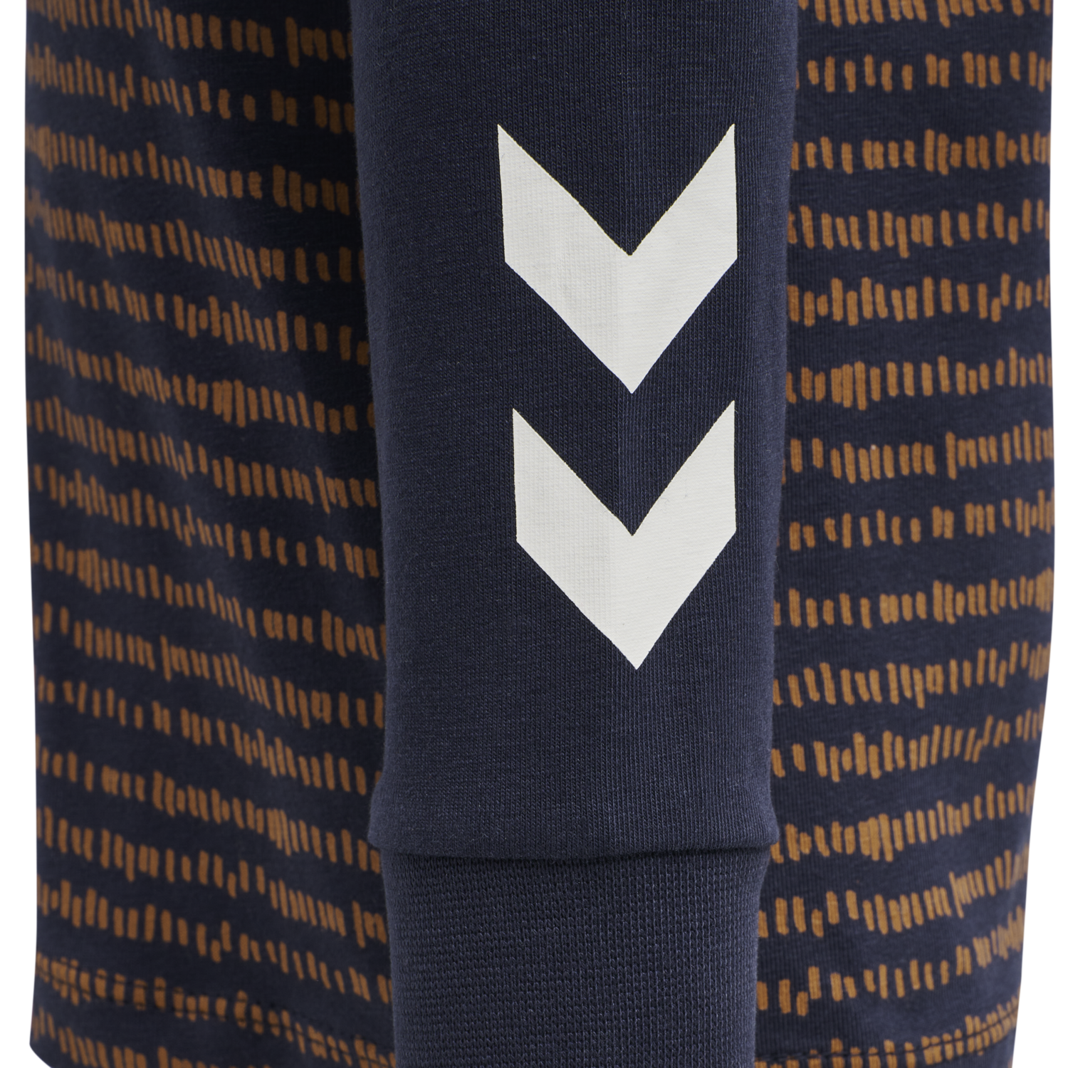 hmlBUSTER T-SHIRT L/S, BLACK IRIS, packshot