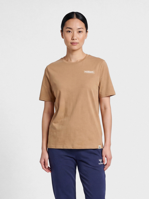 hmlLEGACY WO REGULAR T-SHIRT PLUS, TIGERS EYE, model