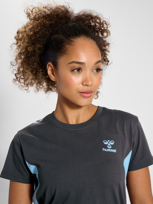 hmlSTALTIC COTTON T-SHIRT S/S WOMAN, MAGNET, model