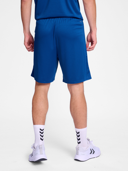 hmlESSENTIAL SHORTS, TRUE BLUE, model