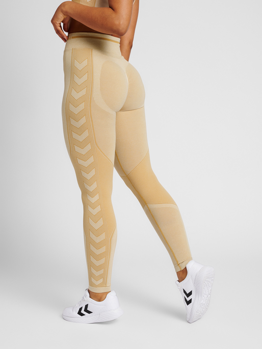 hmlMT LULU SEAMLESS SCRUNCH TIGHTS, CURDS & WHEY MELANGE, model