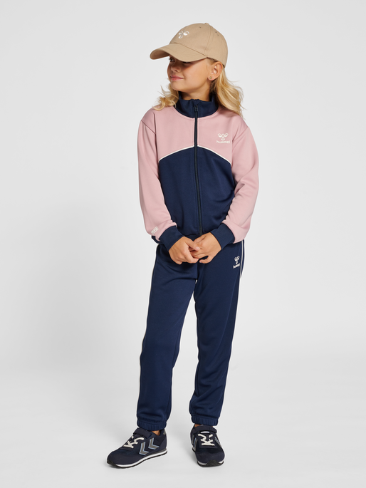 hmlLUBAGO TRACKSUIT, ZEPHYR, model