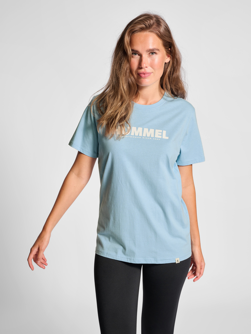 hmlLEGACY T-SHIRT, PLACID BLUE, model