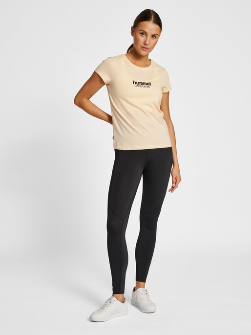 hmlBOOSTER WOMAN T-SHIRT, WOOD ASH, model