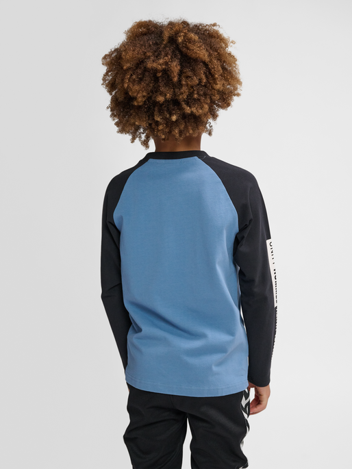 hmlUNITY T-SHIRT L/S, CORONET BLUE, model