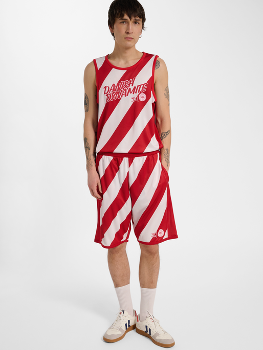 DBU 26 FAN SHORTS, TANGO RED, model