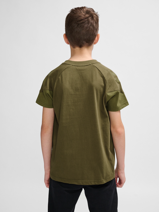 hmlTRAVEL T-SHIRT S/S KIDS, MILITARY OLIVE, model