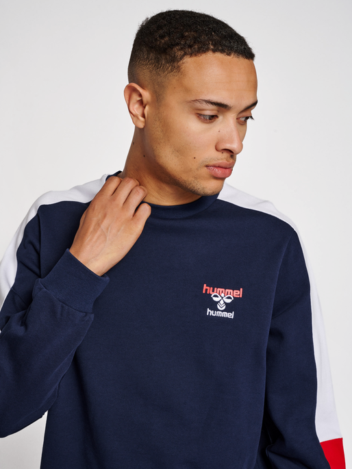 hmlIC CLAUDE SWEATSHIRT, 7666, model