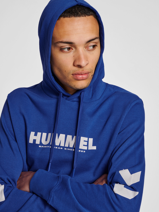 hmlLEGACY LOGO HOODIE, MAZARINE BLUE, model