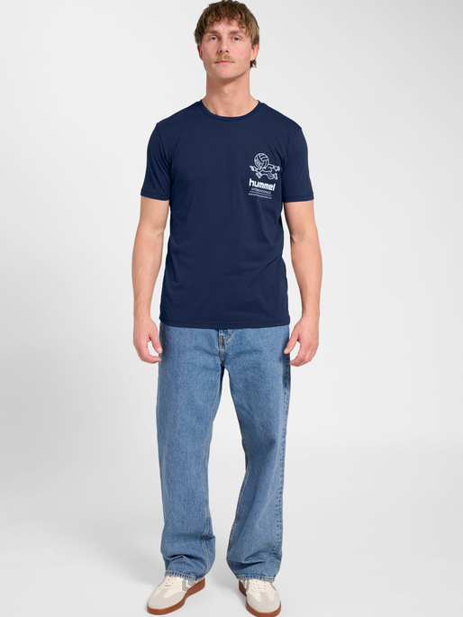 hmlPULSE GRAPHIC T-SHIRT S/S, DRESS BLUES, model