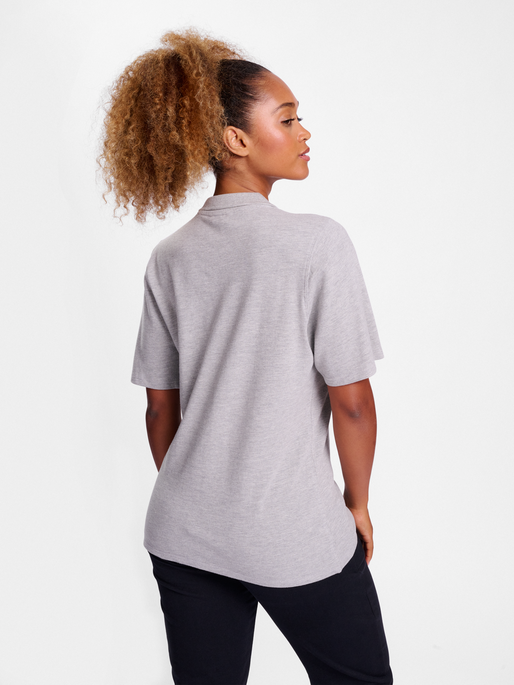 hmlGO 2.0 POLO WOMAN, GREY MELANGE, model