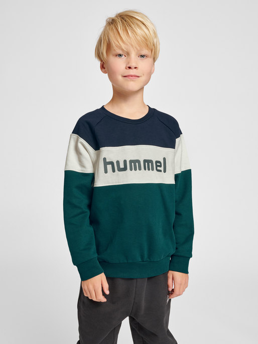 hmlCLAES SWEATSHIRT, DEEP TEAL, model