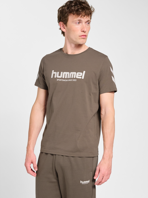 hmlLEGACY 2.0 T-SHIRT S/S, DARK NIGHT, model