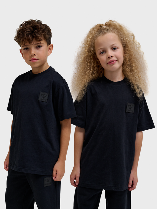 hmlCLEAN T-SHIRT S/S, BLACK, model