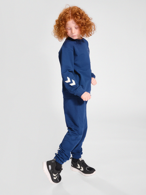hmlVENTI TRACKSUIT, DARK DENIM, model