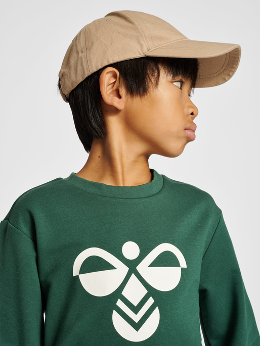 hmlDOS SWEATSHIRT, PINENEEDLE, model