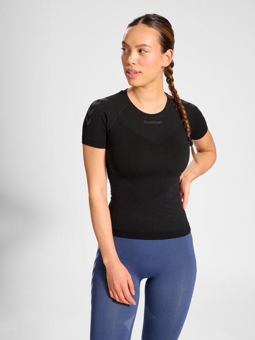 HUMMEL FIRST SEAMLESS JERSEY S/S W, BLACK, model