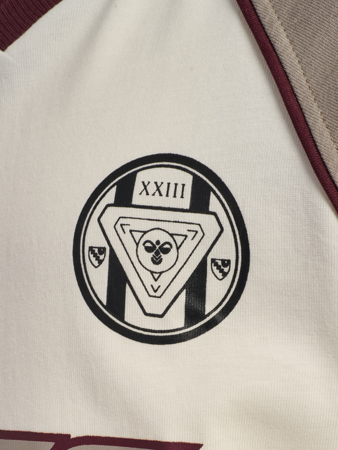 hmlJR REG V-NECK BEES T-SHIRT S/S, TOFU, packshot