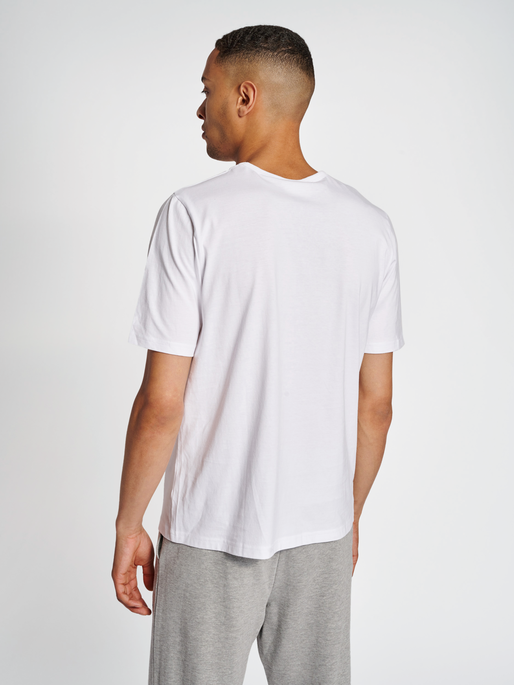 hmlIC POWEL T-SHIRT, WHITE, model