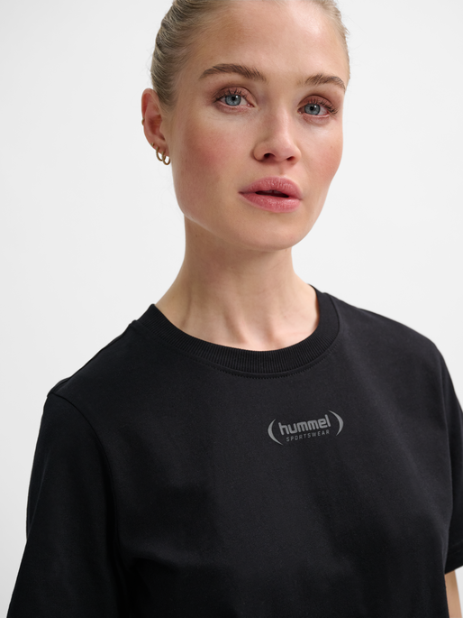 hmlPAOLA REGULAR T-SHIRT, BLACK, model