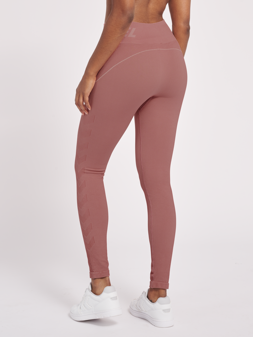 hmlTE CHRISTEL SEAMLESS MW TIGHTS, WITHERED ROSE, model