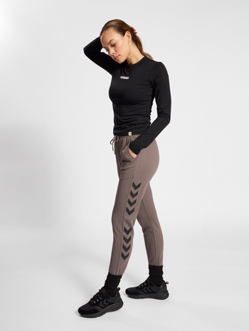hmlLEGACY POLY WOMAN REGULAR PANTS, IRON, model