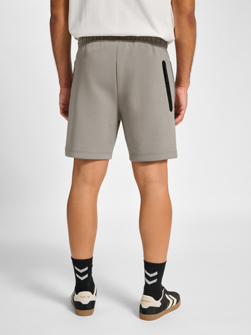 hmlTECH FLEECE SHORTS, ROCK RIDGE, model