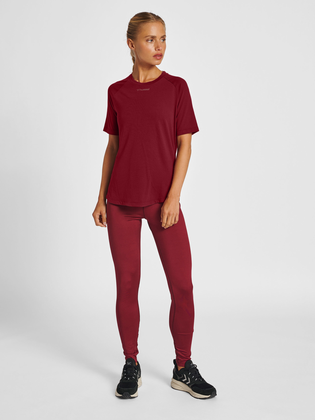 hmlMT VANJA T-SHIRT, CABERNET, model