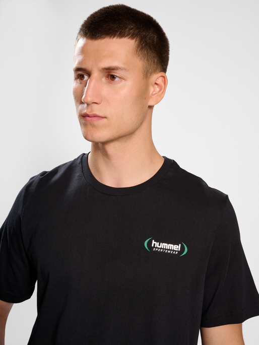 hmlLGC BARRY T-SHIRT, 2001, model