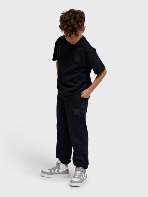 hmlCLEAN T-SHIRT S/S, BLACK, model