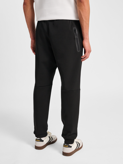 hmlTECH FLEECE REGULAR PANTS, BLACK hmlTECH FLEECE REGULAR PANTS, BLACK, model
