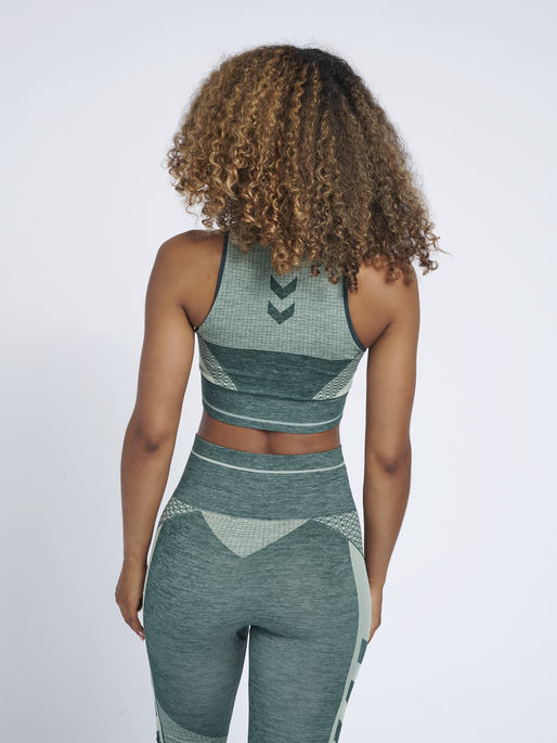 hmlVERA SEAMLESS SPORTS TOP, 6772, model