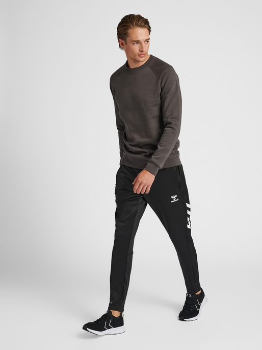 hmlRED CLASSIC SWEATSHIRT, RAVEN, model