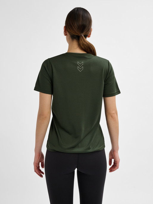 hmlTE TOLA T-SHIRT, CLIMBING IVY, model