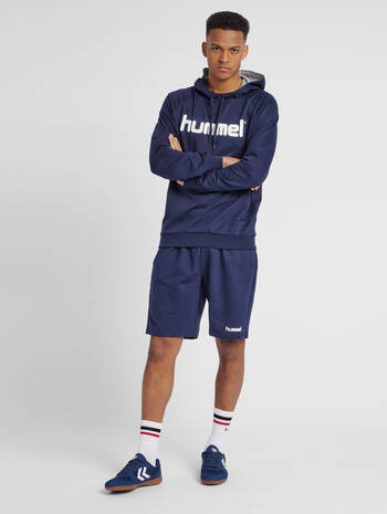 HUMMEL GO COTTON LOGO HOODIE, MARINE, model