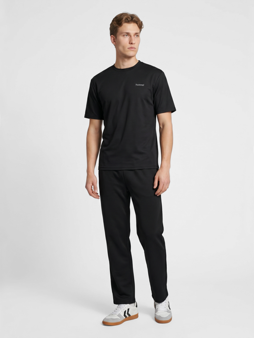 hmlHIIT LOOSE T-SHIRT S/S, BLACK/EBONY, model