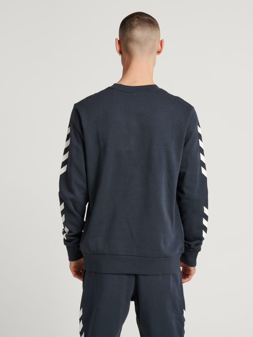 hmlLEGACY CHEVRON SWEATSHIRT, BLUE NIGHTS, model