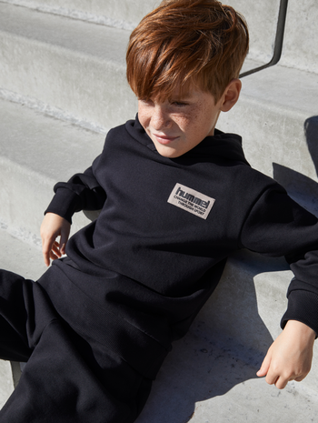 hmlDARE HOODIE, BLACK, model
