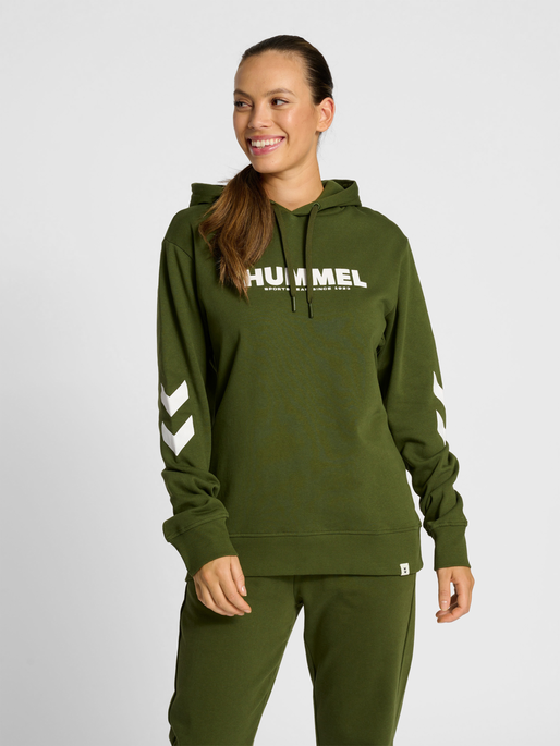 hmlLEGACY LOGO HOODIE, RIFLE GREEN, model