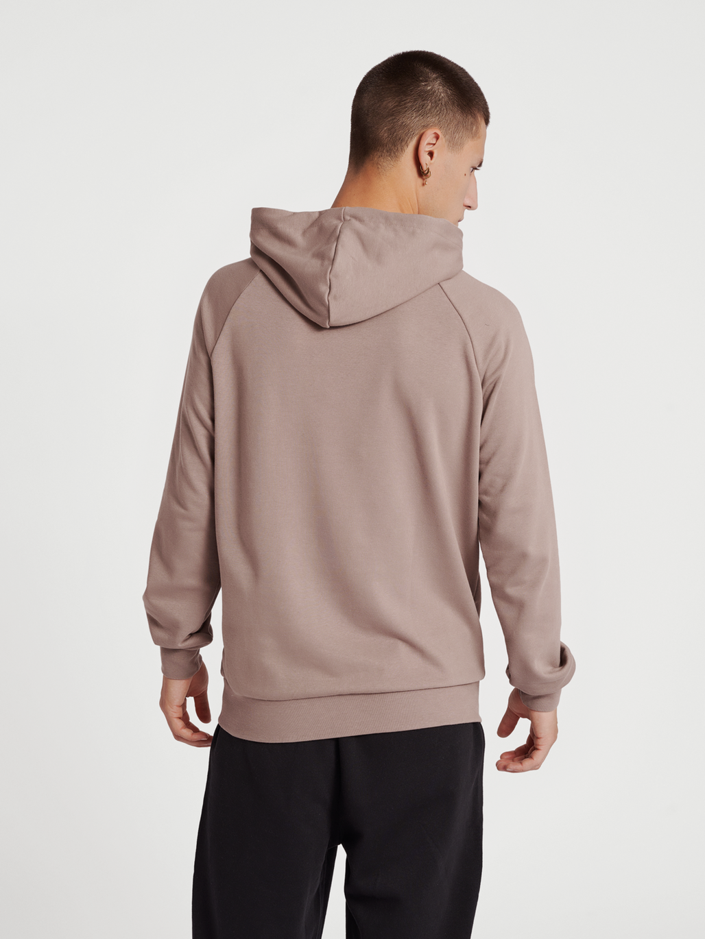 hmlISAM 2.0 HOODIE, DRIFTWOOD, model