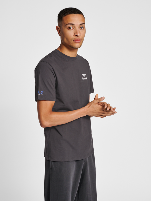 hmlLGC 365 T-SHIRT, BLACKENED PEARL, model