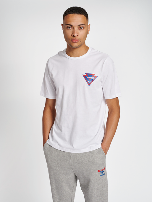hmlIC POWEL T-SHIRT, WHITE, model