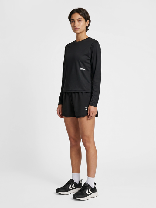 hmlPULSE WORKOUT W T-SHIRT L/S, BLACK, model