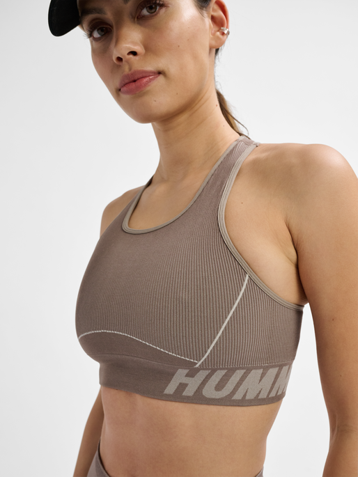 hmlTE CHRISTEL SEAMLESS SPORTS TOP, CHATEAU GRAY/DRIFTWOOD MELANGE, model