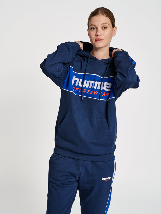 hmlLGC JULIAN HOODIE, DRESS BLUES, model