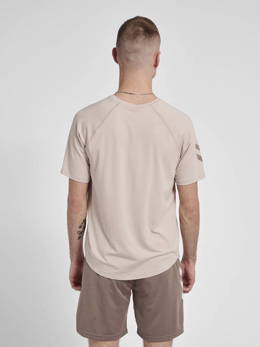 hmlMT LAZE T-SHIRT, CHATEAU GRAY, model